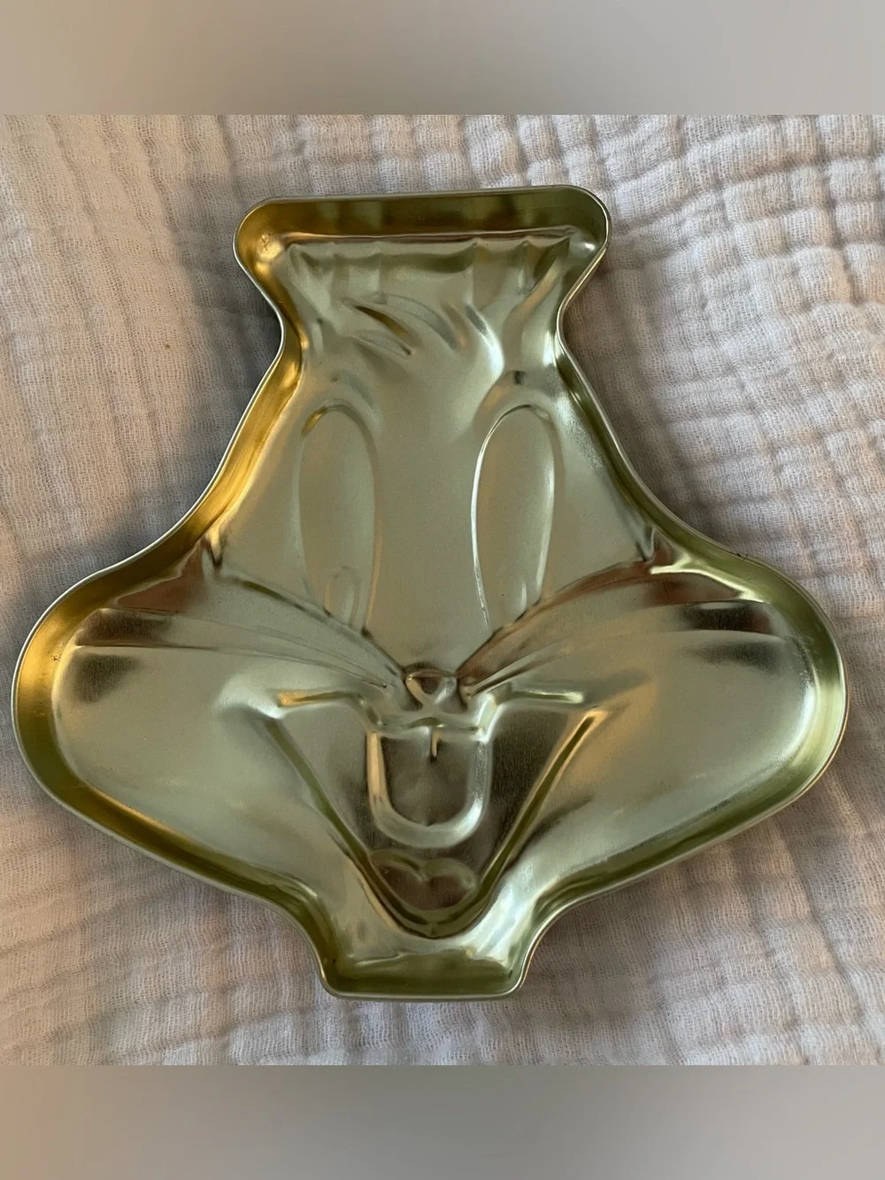 1998 Warner Bros. Bugs Bunny Head Shaped Tin